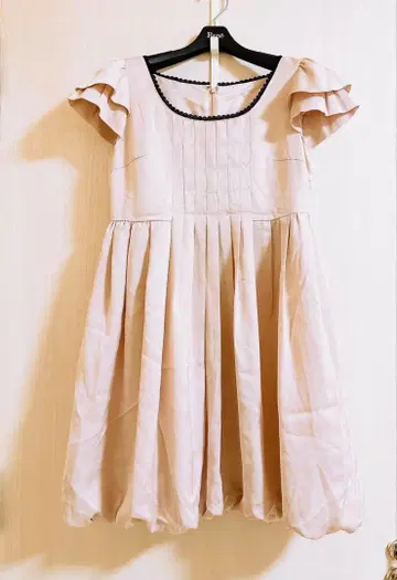 베이지 프릴 소매 무릎 기장 원피스 사이즈 38