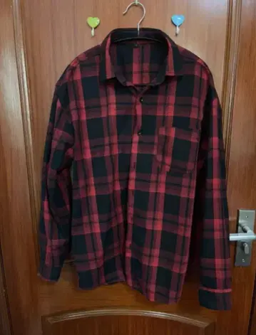 빨간색과 블랙 체크 무늬 긴팔 셔츠