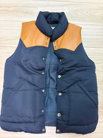 다운 베스트 네이비/브라운