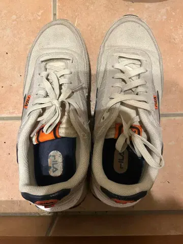 FILA 화이트 네이비 스니커즈