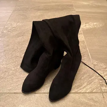 블랙 스웨이드 오버니 부츠 중간 힐