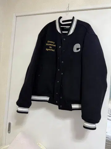 emis 바시티 자켓 블랙 자수