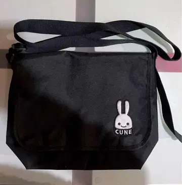 CUNE 블랙 숄더백