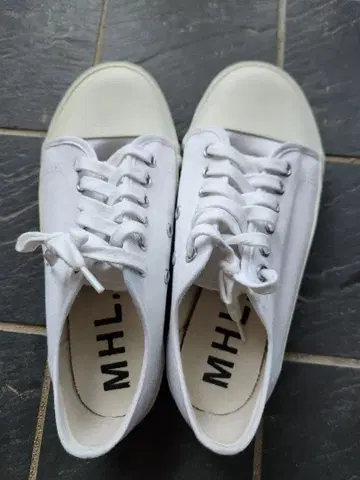 MHL. 화이트 스니커즈