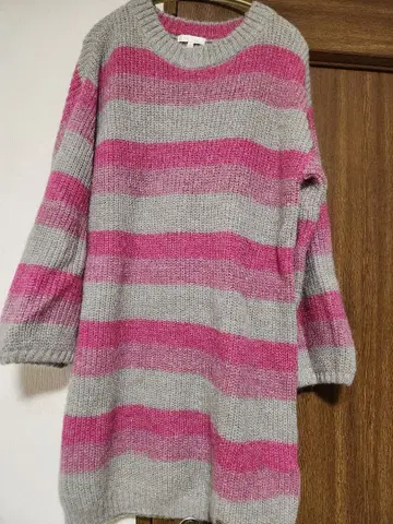 그레이와 핑크 스트라이프 니트 원피스