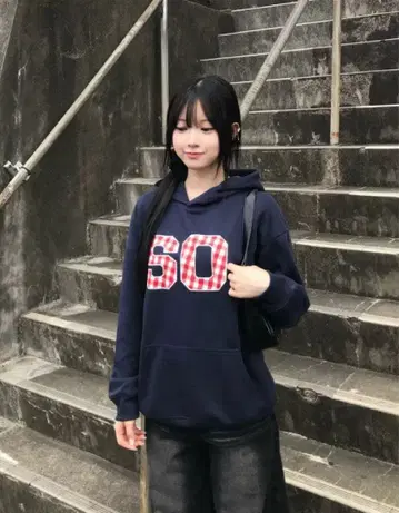 emmy 체크 로고 프린트 후드티 네이비 쉬인