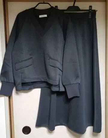 다크 그레이 V넥 셋업