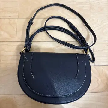 ZARA 블랙 하프문 숄더백