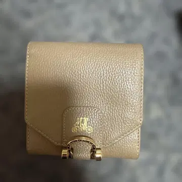 아타오 베이지 가죽 이단 접이식 지갑 골드 금장 장식