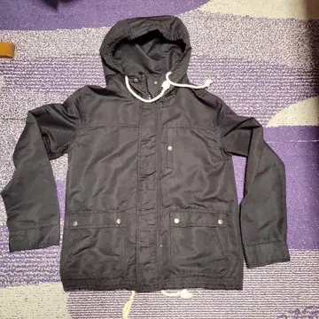 블랙 후드 부착 마운틴 후드티