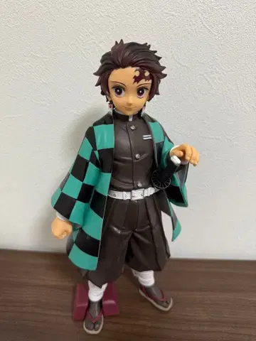 탄지로 피규어 그린과 블랙 의상