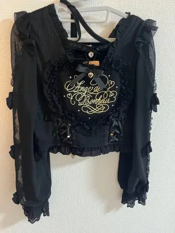 LIZLISA 리즈리사 프릴 하트 리본 슬리브 상의 블랙