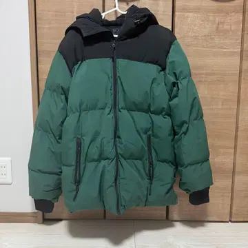 후드 부착 다운 자켓 그린과 블랙