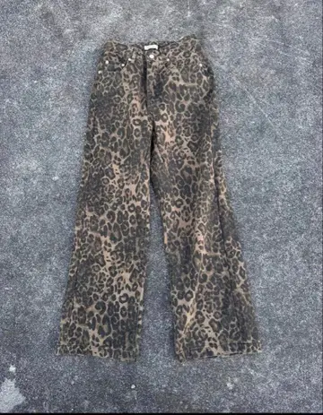 남녀 공용 WHOOWAP 레오파드 무늬 플레어 팬츠