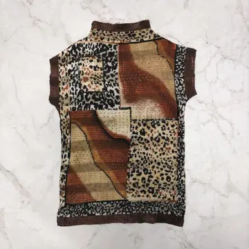 레트로 모드 니트 슬리브리스 상의 기하학 x 애니멀 무늬 브라운 계열