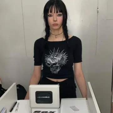 SEX in the uk 오프숄더 상의