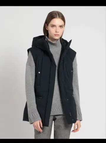 띠어리 럭스 블랙 후드 부착 다운 베스트