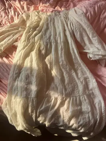 아이보리 레이스 장식 롱 드레스