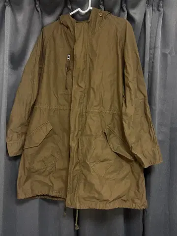 올리브색 후드 부착 롱 모즈 코트