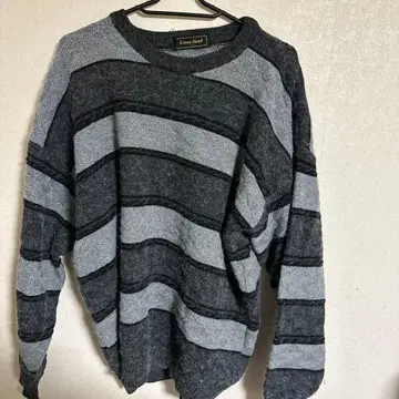 그레이와 블랙 스트라이프 니트 스웨터