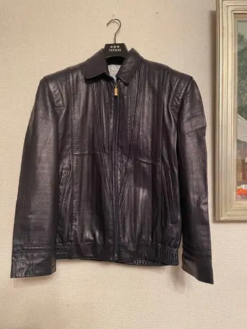 지리 가죽과 그레이 점퍼