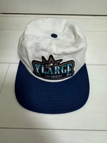 XLARGE 화이트 네이비 캡