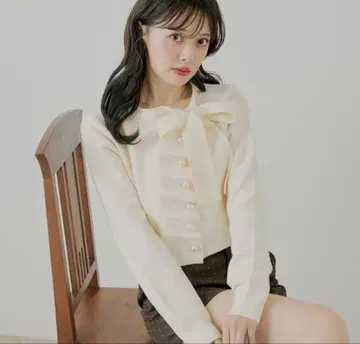 [ SALON by Chico/4색 전개 ] 프론트 리본 펄 프릴 상의