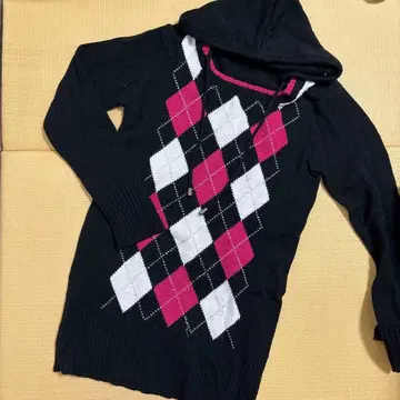 아가일 무늬 후드 부착 니트 원피스