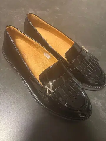 블랙 에나멜 프린지 로퍼