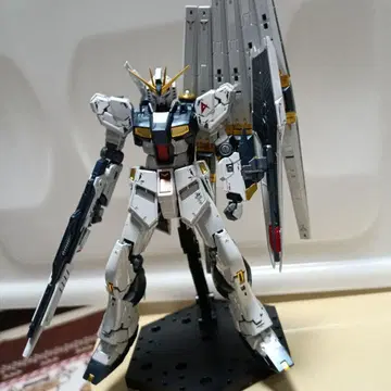 RG 뉴 건담 티타늄 피니쉬