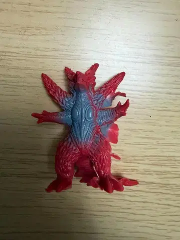 괴수 피규어 빨간색과 파랑의 투톤 컬러