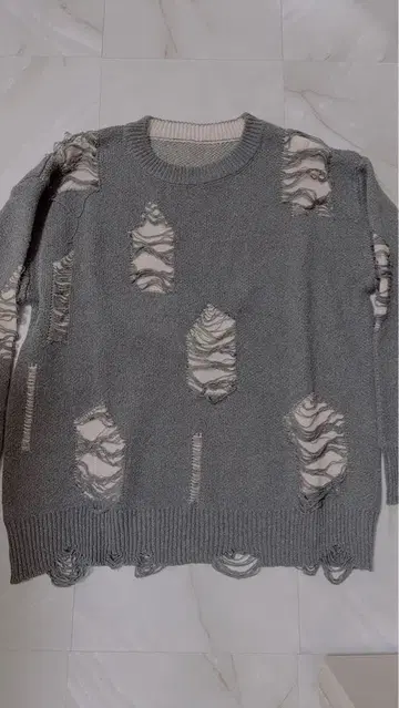 데미지 가공 그레이 크루넥 스웨터