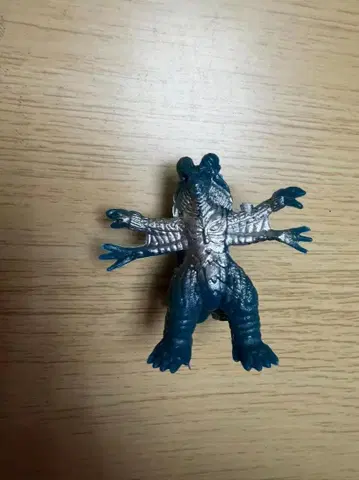 괴수 피규어 파랑과 은색 4개 팔