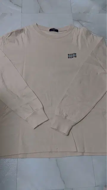 베이지 긴팔 T셔츠 그래픽 프린트