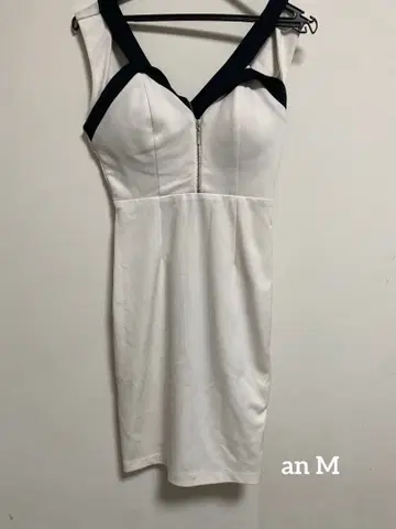 an M 타이트 드레스