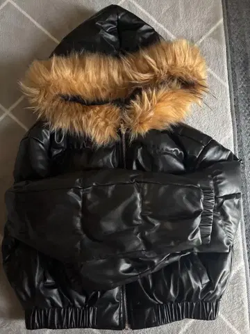 퍼 달린 블랙 다운 자켓