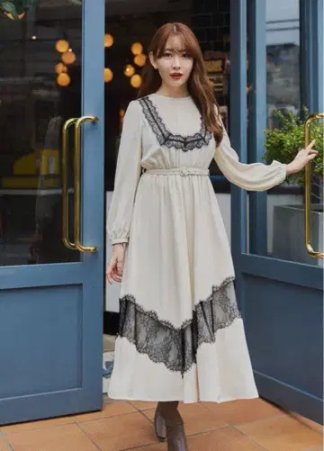 Herlipto Rosaline Lace Trimmed Dress M