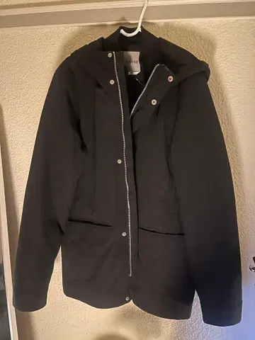 블랙 후드 부착 다운 자켓