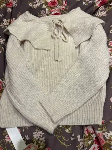 코코딜 옷깃 프릴 니트