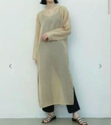 VACANCY 시어 키 넥 원피스 내추럴