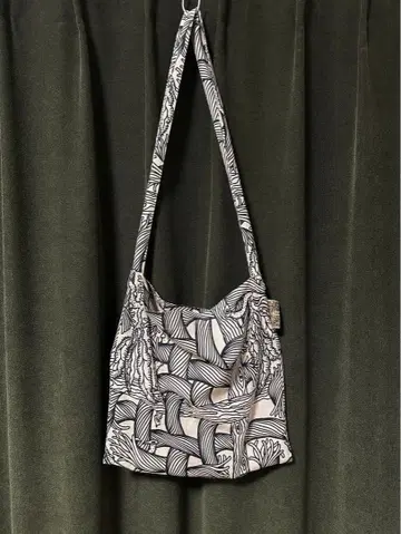 네메스 Christopher Nemeth 숄더백 뉴스 페이퍼백