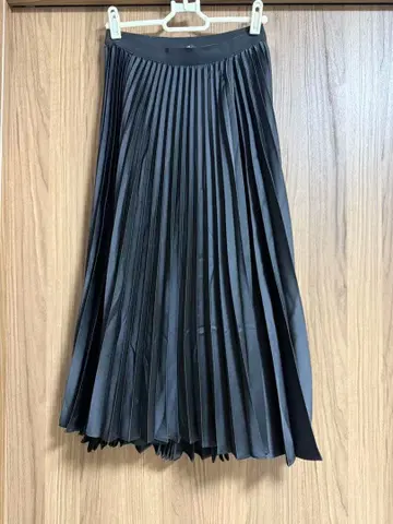 유니클로 띠어리 플리츠 스커트