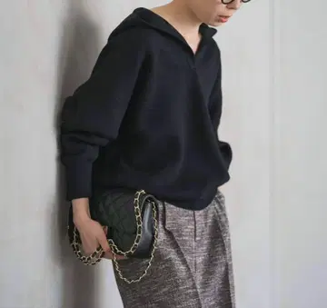 NOBLE 블랙 후드 부착 니트 스웨터