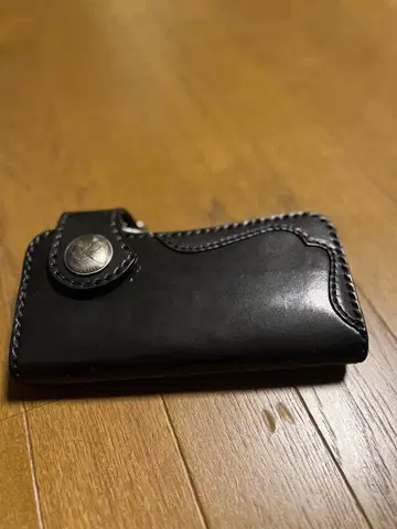 블랙 가죽 장지갑 버튼 포함