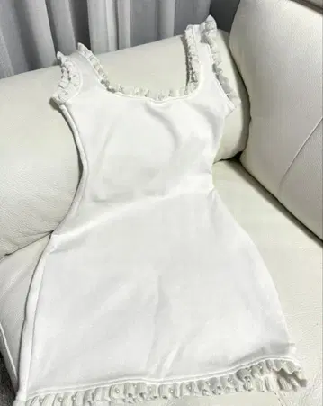 화이트 프릴 슬리브리스 상의