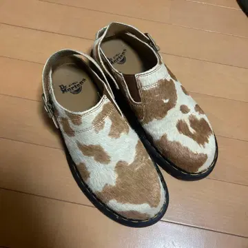 소 패턴 퍼 샌들 백 스트랩