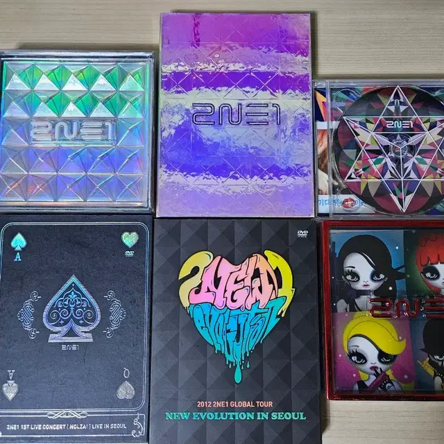 2NE1 앨범 4장 + 콘서트 DVD 2종 일괄 판매