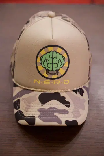 N.E.R.D. 카모플라쥬 트래커 캡
