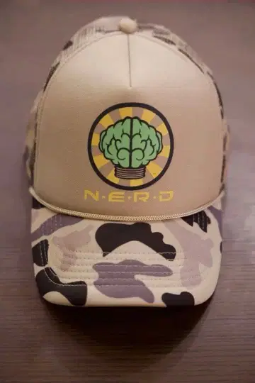 N.E.R.D. 카모플라쥬 트래커 캡