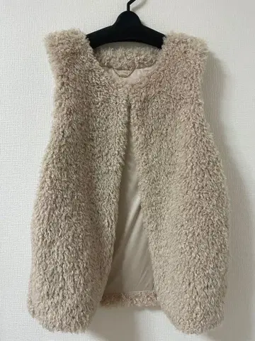 tal. by yumi. 베이지 퍼 베스트